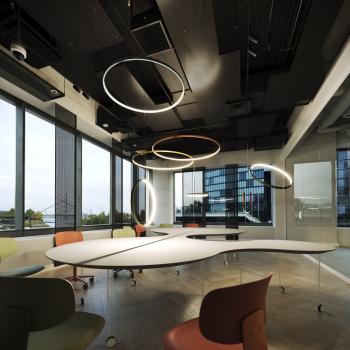 biegbare Schwarze LED Leiste für Aufputzmontage in Medienräumen